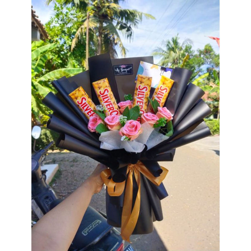 

BUKET SILVERQUEEN MURAH BUKET ULTAH BUKET COKLAT