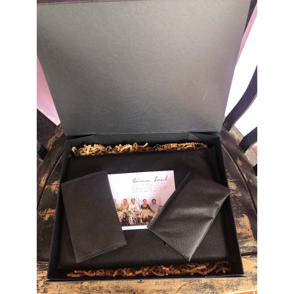 

Du Anyam Giftset | Tablet Sleeve | Lanyard | Compact Wallet