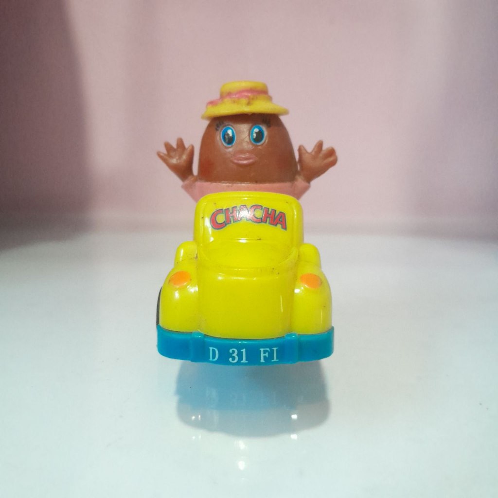 Mainan Figure Mobil Chacha Lawas Telur Cars Car Kuning Baju Pink Empat Roda
