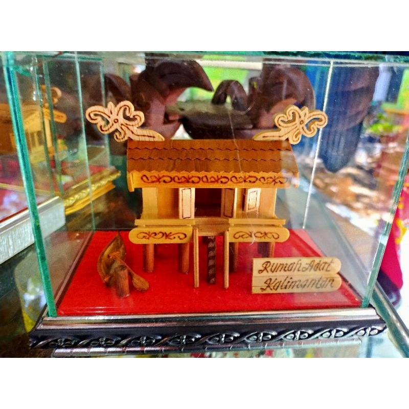 miniatur rumah adat kalimantan