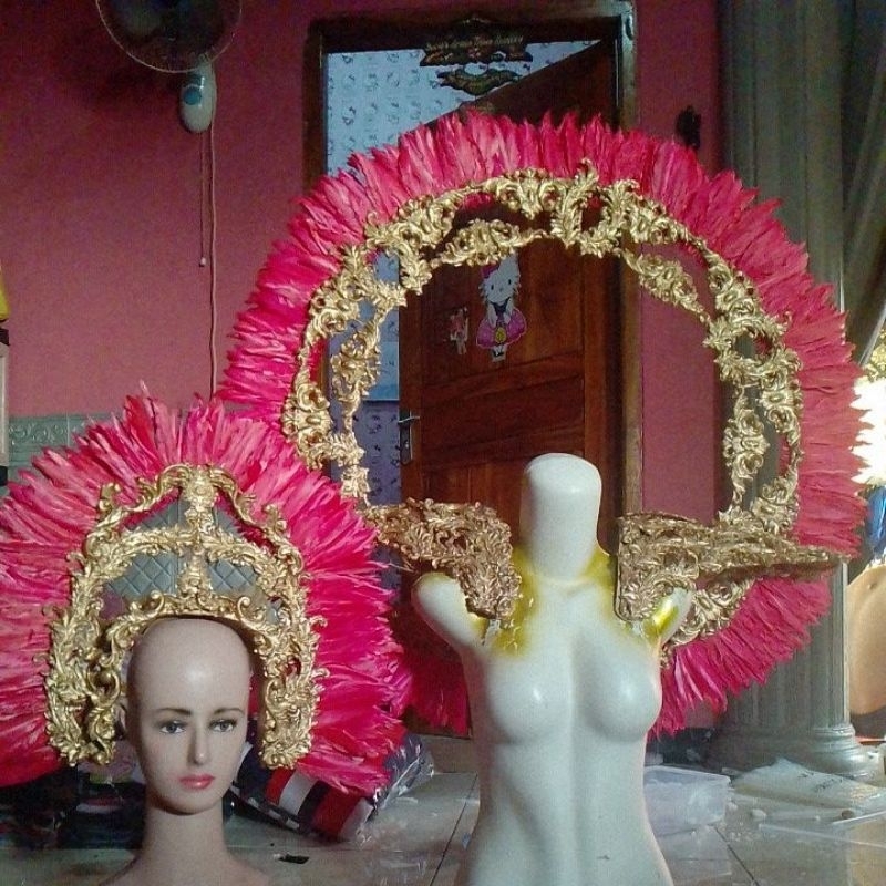 mahkota bulu dan sayap maskot karnival