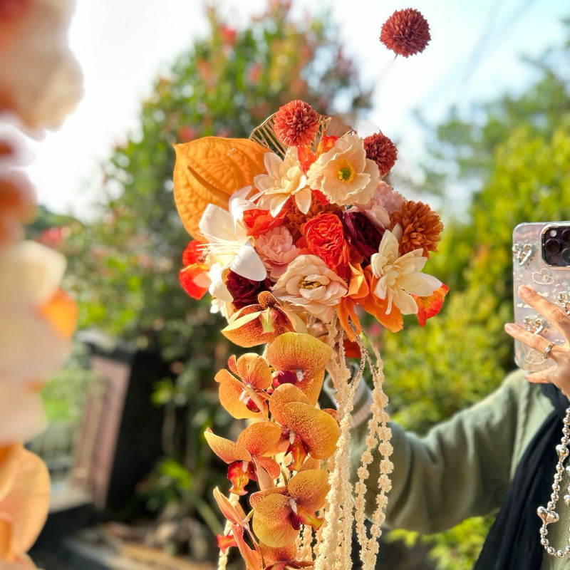 [READY] HAND BOUQUET ANGGREK / HAND BOUQUET WEDDING/HAND BOUQUET CASCADE WEDDING MENJUNTAI