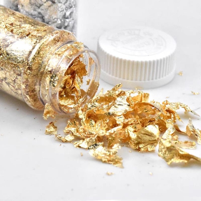 

Gold Flake / Gold Leaf 2 Gram Untuk Hiasan Dekorasi Makanan / Kue ulang tahun