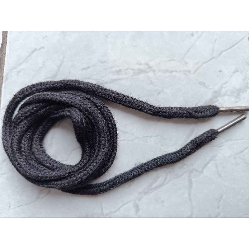 tali sepatu ujung besi