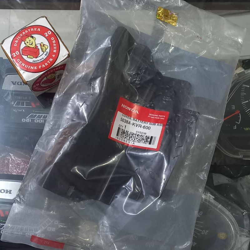 COVER TUTUP BATTERY BATERAI AKI HONDA REVO 100 OLD LAMA ORIGINAL ORI AHM 5038A-KVR-600