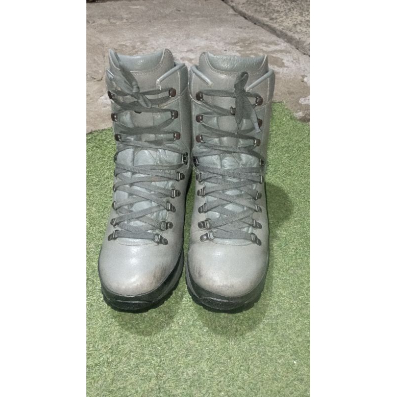 HIKING BOOTS ORIGINAL LEATHER BY LOWA RANGER GORE-TEX SZ 44