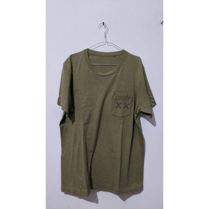 TSHIRT UNIQLO KAWS VINTAGE SECOND