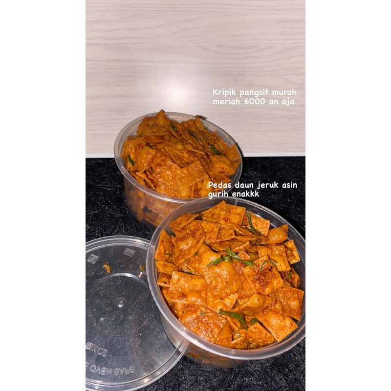 

kripik pangsit gurih pedas enak laris manis . pedas daun jeruk