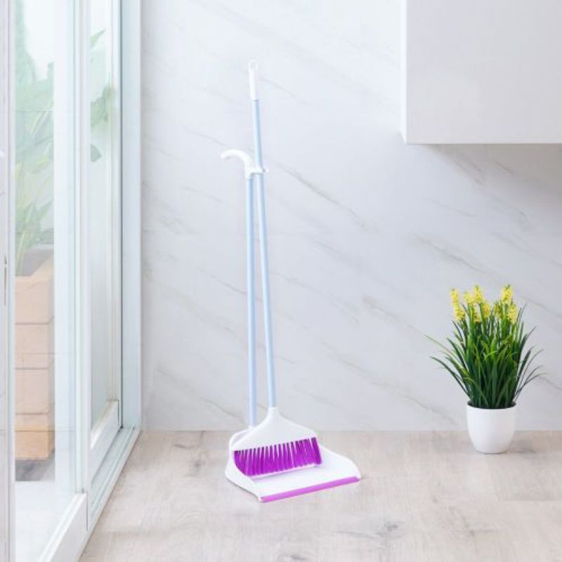 sapu sikat , sapu dengan pengki ungu