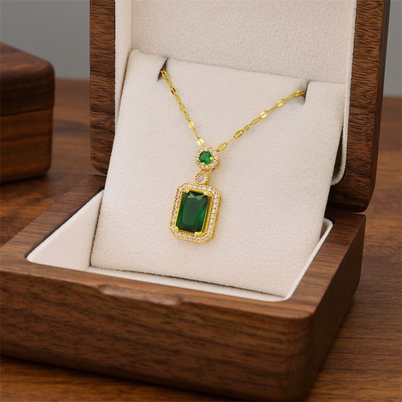 Kalung Wanita Titanium Liontin Permata Batu Merah Dan Hijau Anti Karat Model Terbaru Style Korea