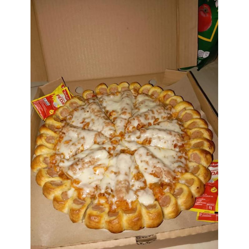 

pizza jumbo diameter 26cm, homemade toping keju mozzarella cheese, sosis, saus ayam