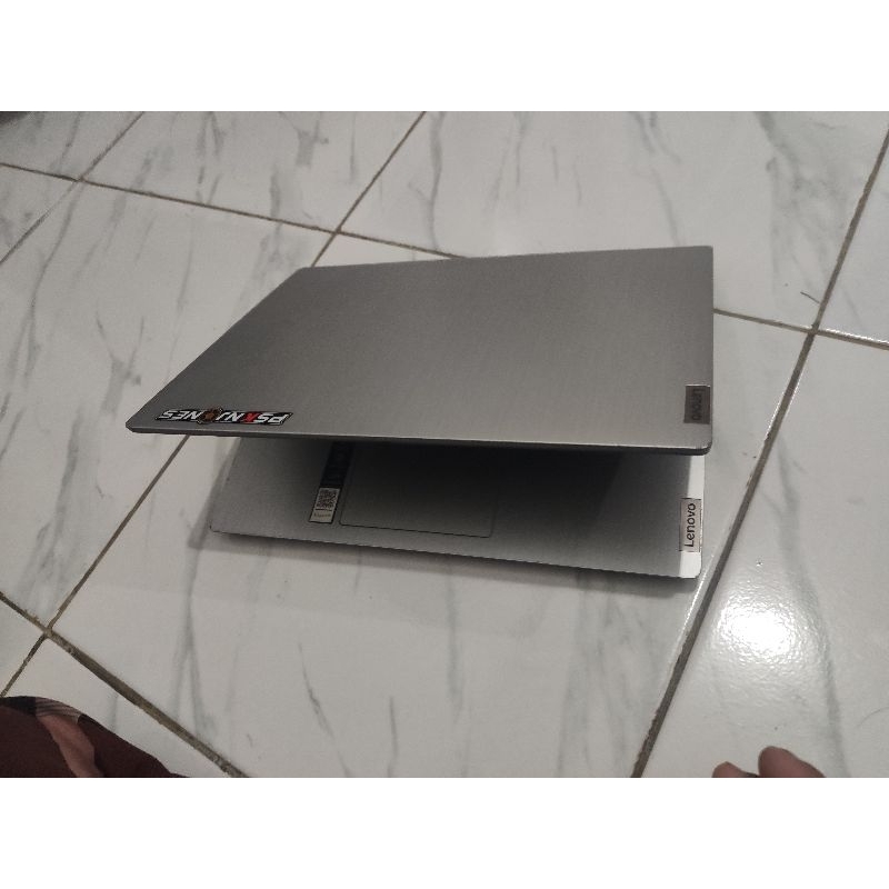 laptop lenovo pesenan ram 8 rom 1tera