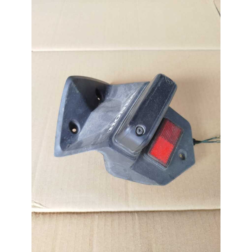COVER TUTUP SPAKBOR SLEBOR BELAKANG BRAKET DUDUKAN LAMPU PLAT NOMOR HONDA VARIO 125 OLD LAMA ORIGINA