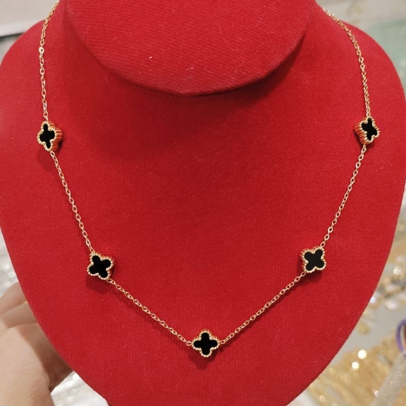 Kalung Titanium Clover Bunga Hitam Van Cleef Semanggi