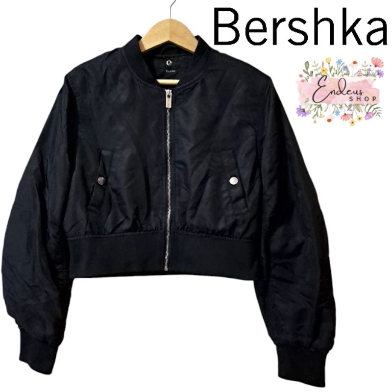 JAKET BOMBER CROP CEWEK BERSHKA SIZE M TO L WARNA HITAM