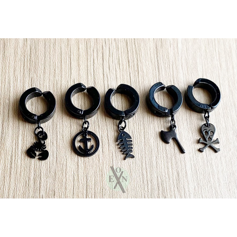 Anting jepit hitam || anting pria || anting titanium pria || anting KPop || anting fashion pria