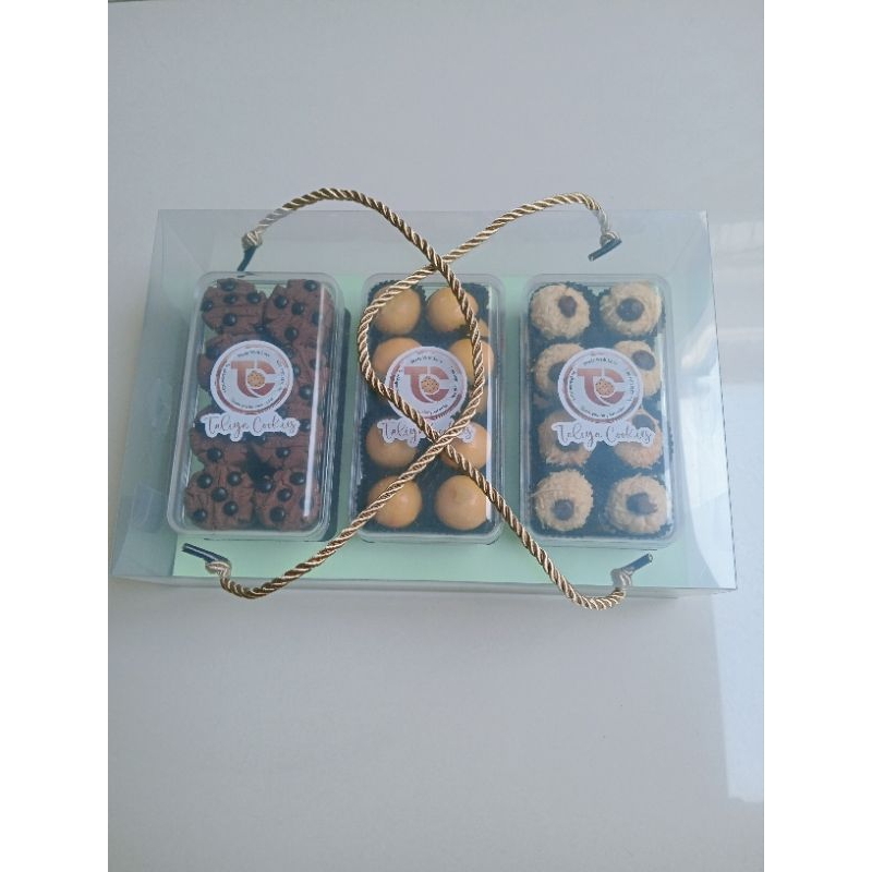 

Hampers 3 in 1 yang terdiri dari Nastar, Choco Chips dan Thumbprint Coklat