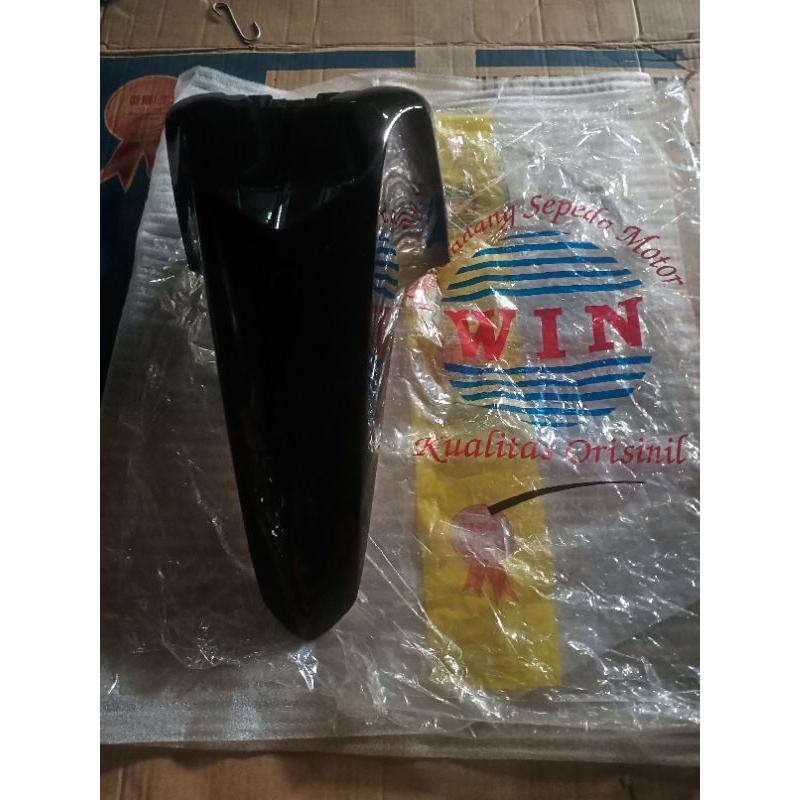 spakbor depan Supra x 125 Helm In hitam selebor depan Supra helm in merk original