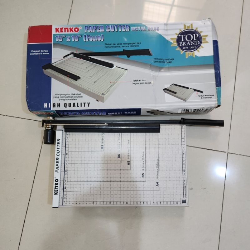 

Pemotong kertas paper cutter F4 FOLIO JOYKO LETTER 26X38 cm pc 2638