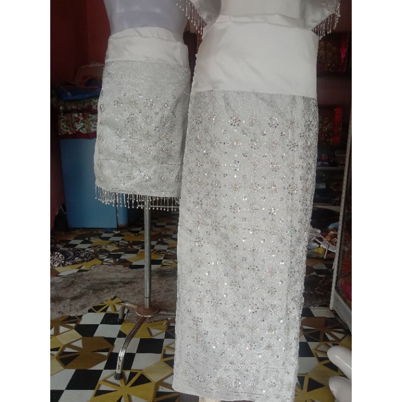 Songket meteran berpayet.