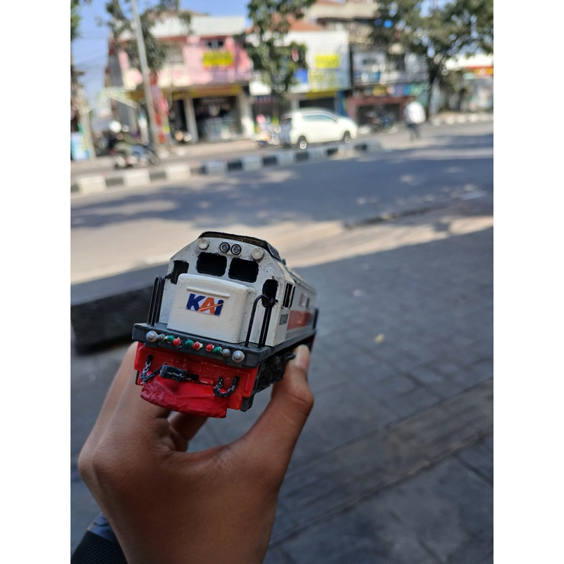 miniatur lokomotif CC201 agung craft modifikasi
