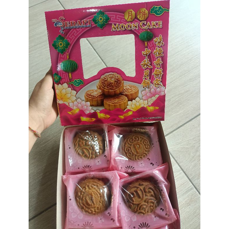 

Kue Bulan Sedapi isi 4 pcs tersedia varian 4 rasa , kacang hijau , kacang hitam , kcg hijau telur, durian, durian telur