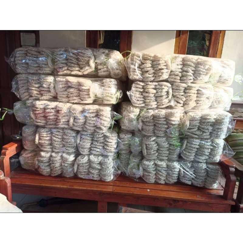 

KERUPUK FAMILY KANG SR RENYAH GURIH DAN NIKMAT MURAH MERIAH 1.pak isi 25.pcs