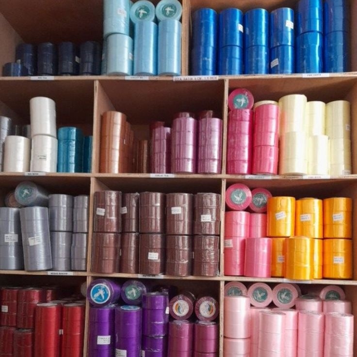 

NEW PRODUCT Pita Kain Bahan Satin Ukuran 15inch 4cm Per Roll pita kado Pita satin pita bucket bunga