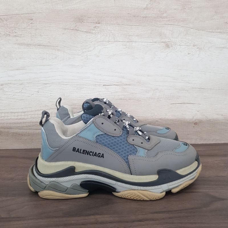 SEPATU Balenciaga Triple S Grey Sneakers