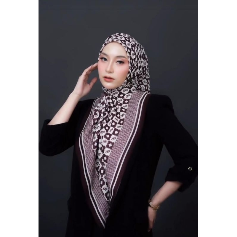 Hijab voal segiempat motif Lily LV la sabelle sisesa eles lina sukijo terbaru