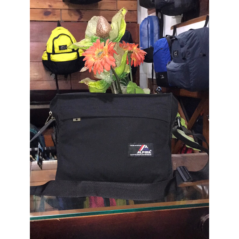 Tas slempang selempang Alpina