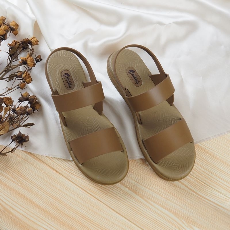 Ariana Apricot Sandal Wanita Dari bahan perpaduan karet dan plastik