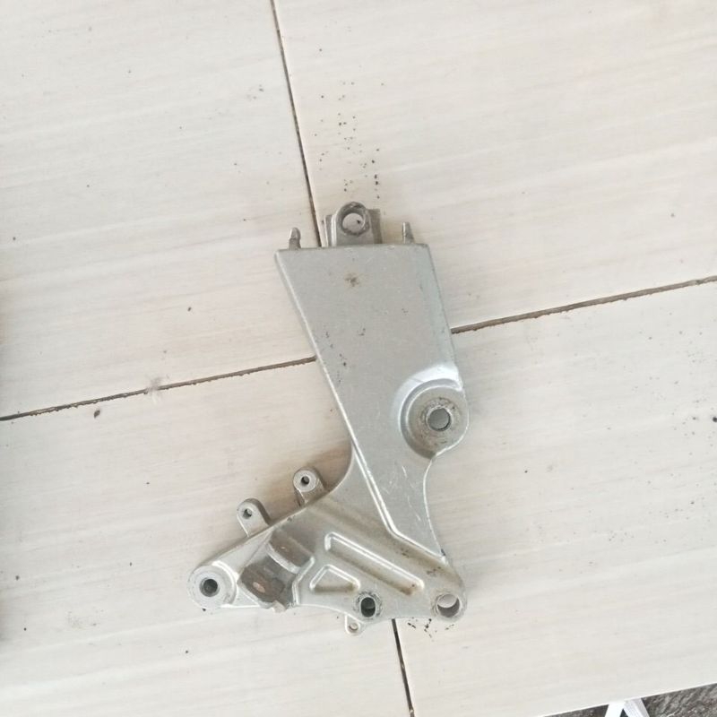 step pijakan kaki footstep kanan yamaha byson original copotan motor