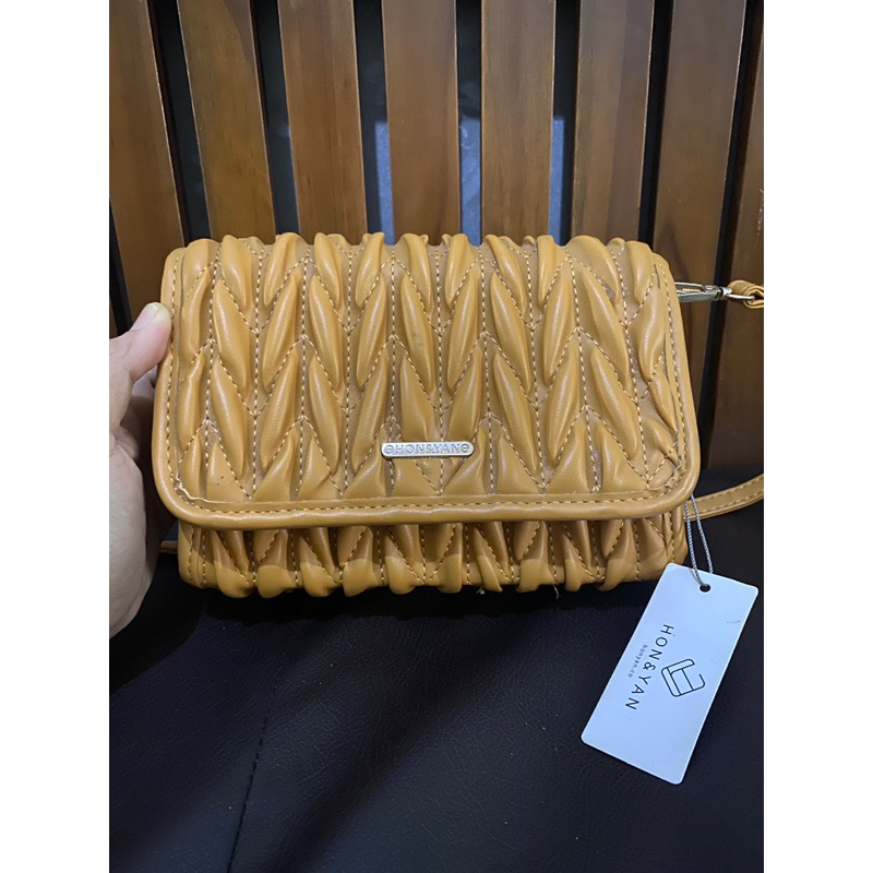 Tas Selempang Hon Yan