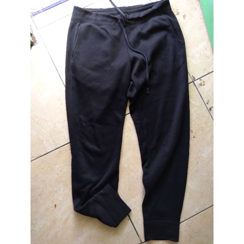 celana olahraga / joger UNIQLO.
