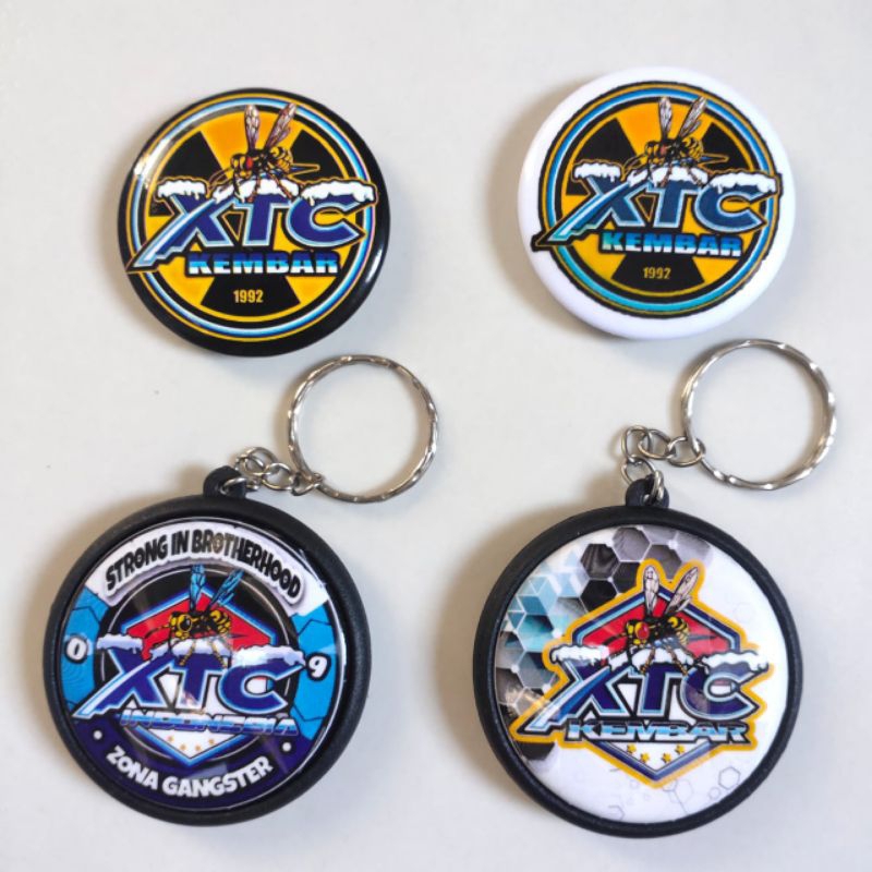 Pin bros peniti dan gantungan kunci xtc kembar 4pcs