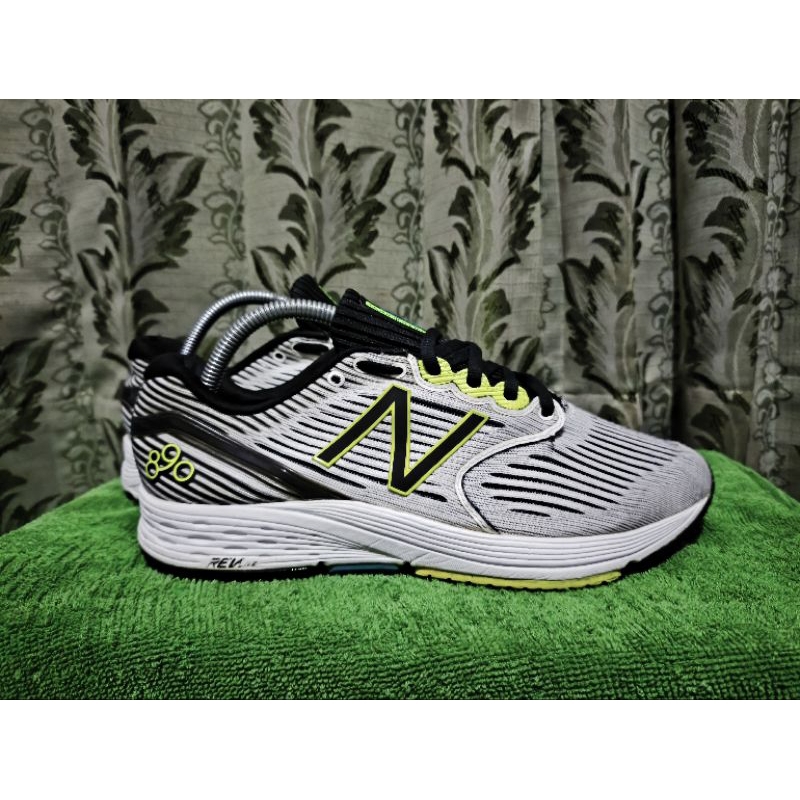 Sepatu New Balance 890 V6