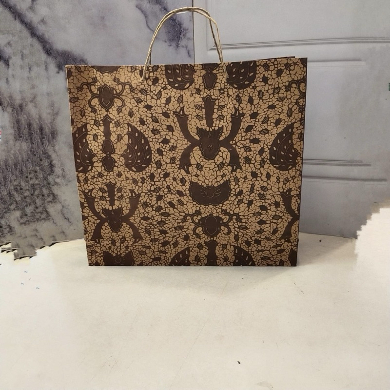 

PAPER BAG MOTIF BATIK 34x32x9cm.1 PAK ISI 12pcs