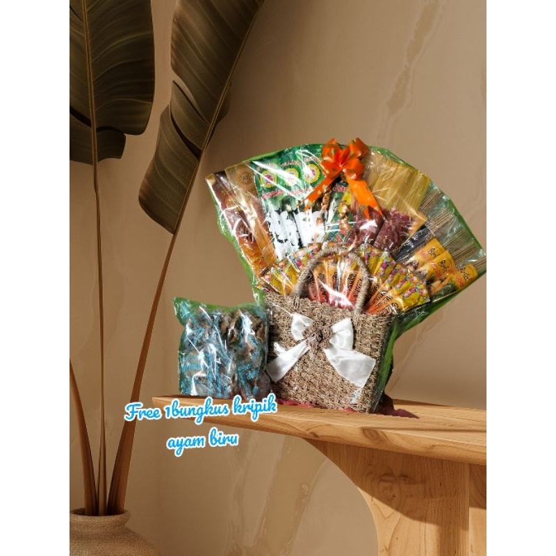 

paket parcel tas rosmela+dupa free 1pak kripik ayam biru 1pak isi 12bungkus