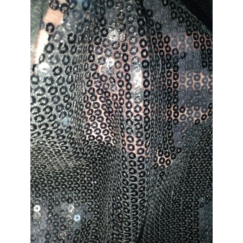 KAIN KACA BORCI METALIK SEQUIN MATA IKAN WARNA HITAM PAYET SEDANG (2 m = Rp70.000)