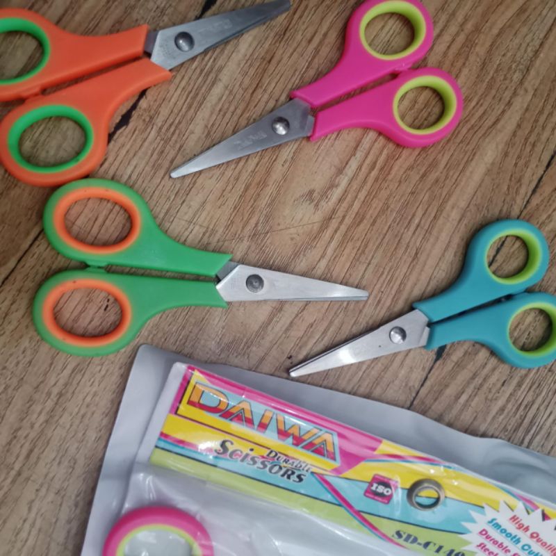 

Gunting kecil DAIWA berwarna