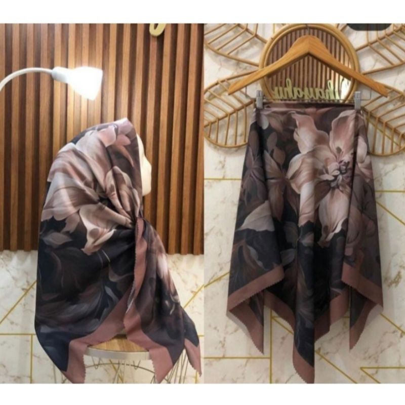 KERUDUNG SEGI EMPAT KATUN VOAL MOTIF BUNGA HITAM