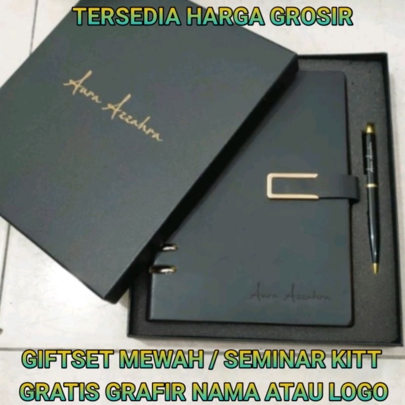 

Giftset Hampers Seminar Kitt NoteBook A5 Dan Pen Parker BP/RB Gratis Grafir Nama Atau Logo Tersedia Harga Grosir