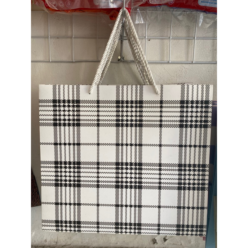 

Paperbag Motif Hitam Putih Uk. 35x 32x 14 cm