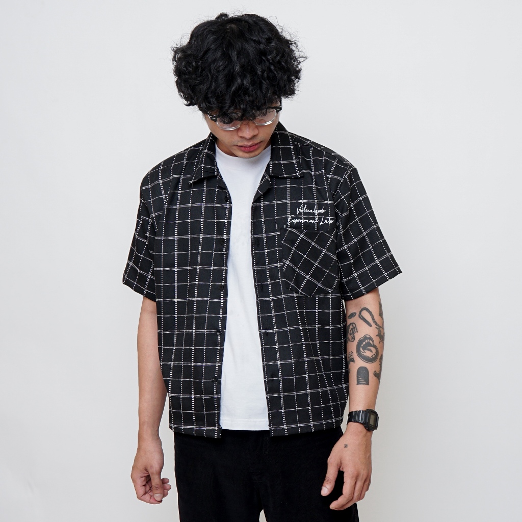Verticalgoods | Kemeja Pendek Flannel Hitam Boxy Fit Crop | WABASH