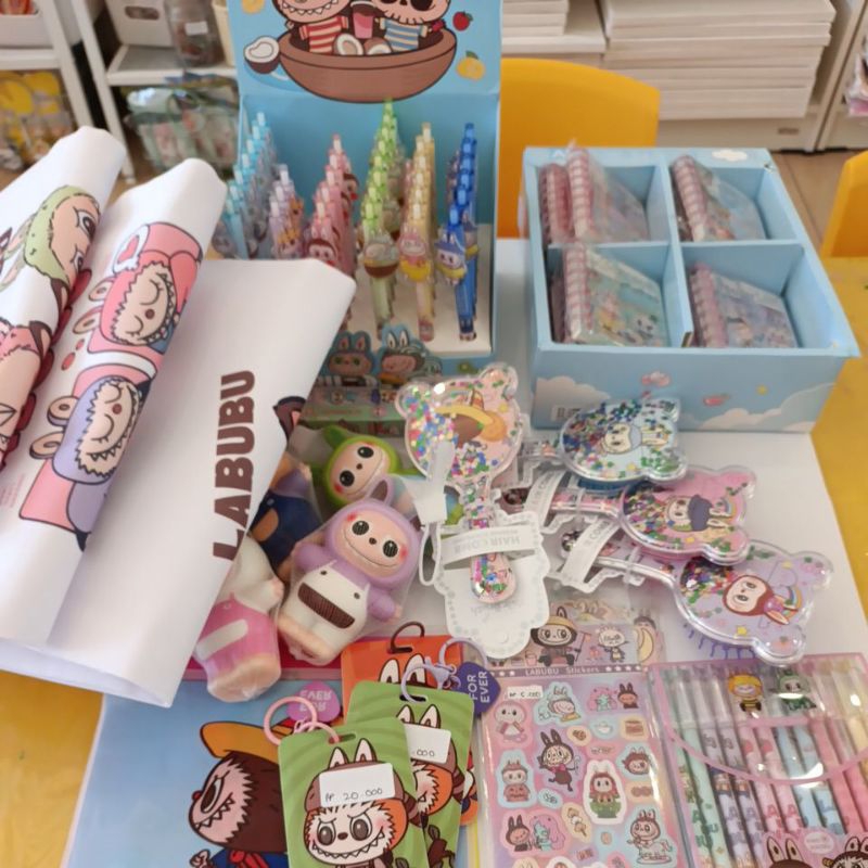 

ilykids bundle 10 barang labubu karakter pena notebook sticker memo squishy tote bag sisir