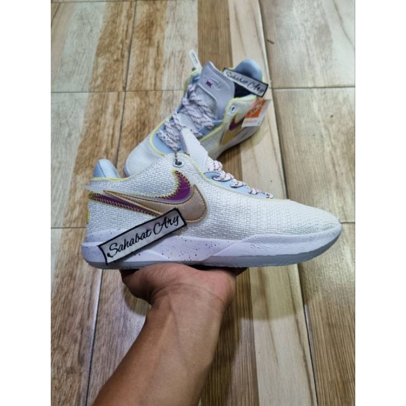 Sepatu Lebron 20 White Gold Purple