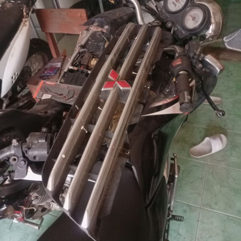 grill ram Mitsubishi kuda 2002