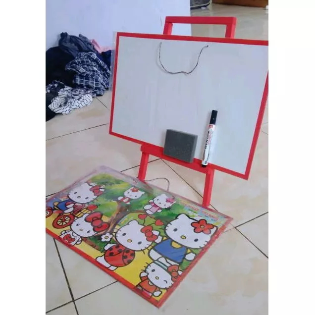 

Papan tulis ukuran 30×50 dengan penyangga white board karakter anak Papan tulis dengan penyangga kayu