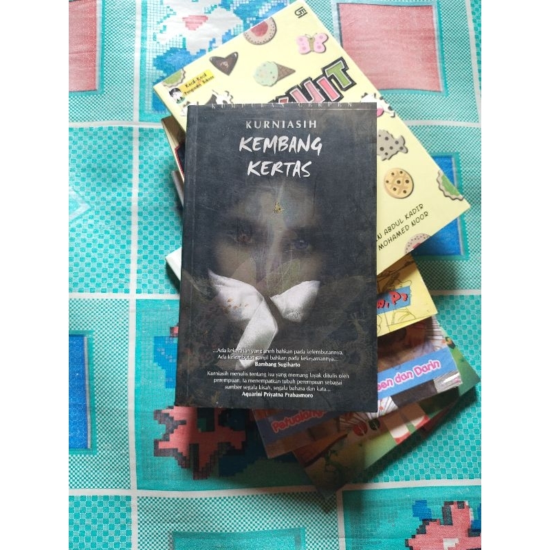 Buku Kumpulan Cerpen, KEMBANG KERTAS Karangan Kurniasih